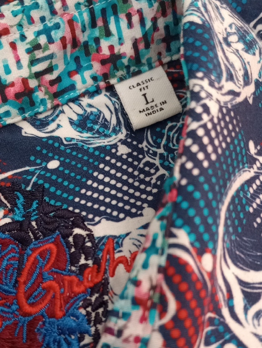 🆕💀ROBERT GRAHAM BLUE & RED SHORT SLEEVE MEN'S SHIRT WITH WHITE SKULLS💀 - Picture 4 of 9